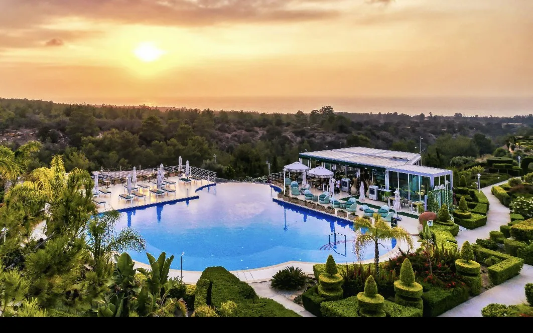 Sun Valley resort havuzu ve Akdeniz üzerinde gün batımı, Esentepe–Tatlısu hattı (Sun Valley tanıtım fotoğrafı)