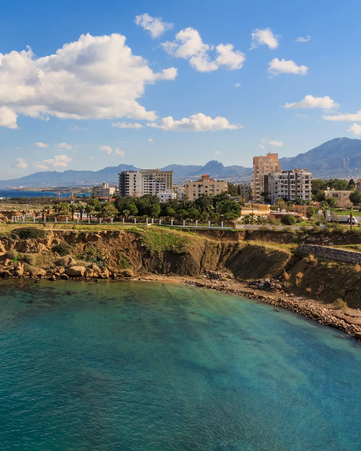 Girne kıyı şeridi, turkuaz koy ve arkada Beşparmak Dağları, Kuzey Kıbrıs