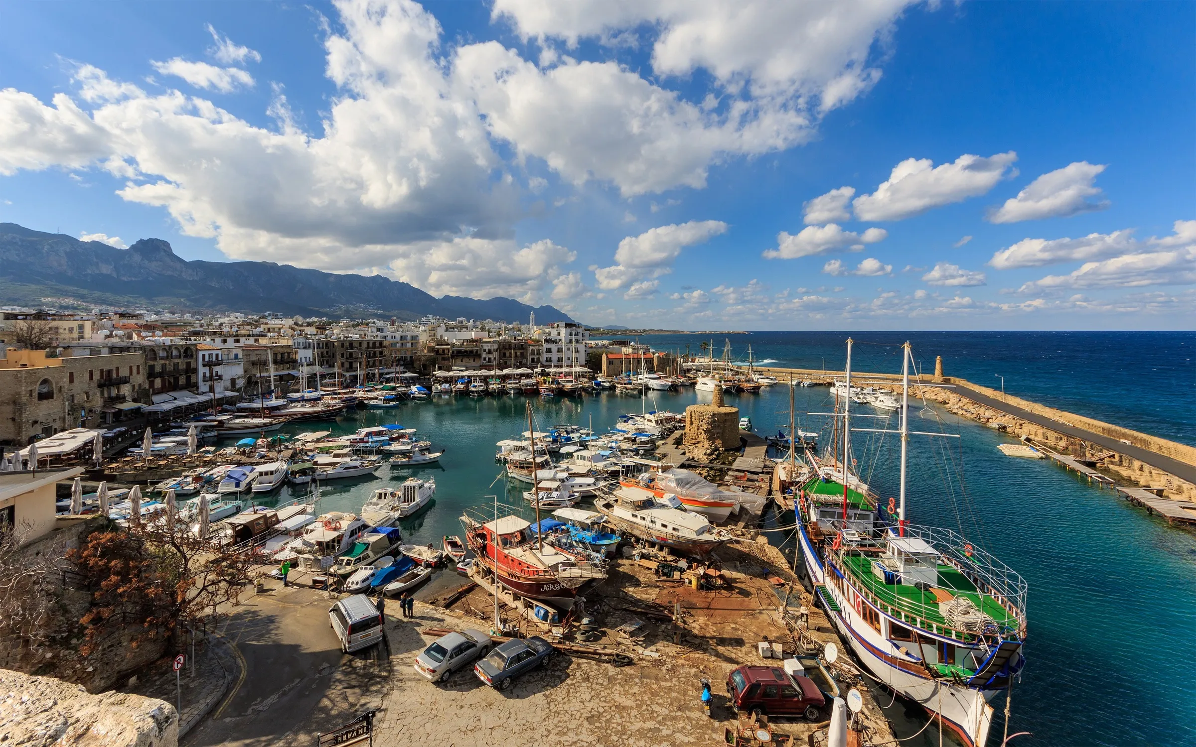 Girne (Kyrenia) limanı ve arkada Beşparmak Dağları, Kuzey Kıbrıs